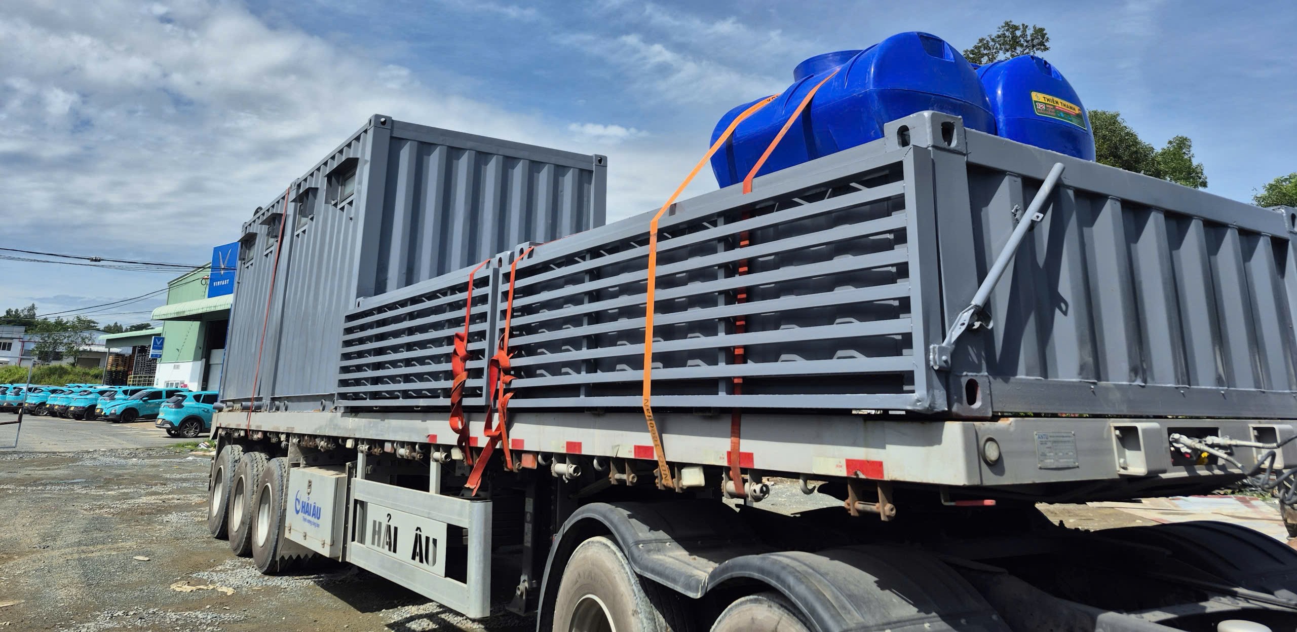 SLT GREEN GLOBAL cung cấp container phục vụ các hạng mục tại Vinhomes Global Gate Hạ Long